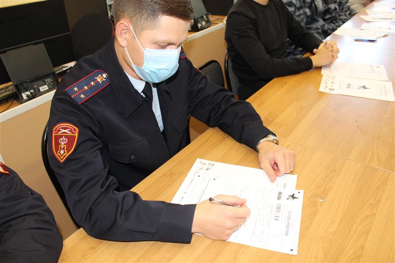 Росгвардейцы Северо-Западного округа написали «Диктант Победы»