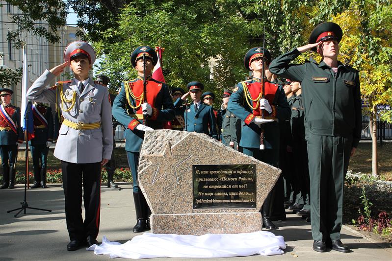 В Саратове в канун дня рождения Героя России Анатолия Романова открыли памятную доску у его скульптурной композиции