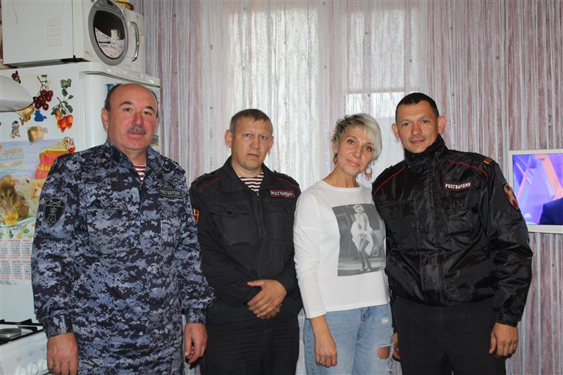 Жительница Энгельса выразила благодарность росгвардейцам, пришедшим на помощь пенсионерке