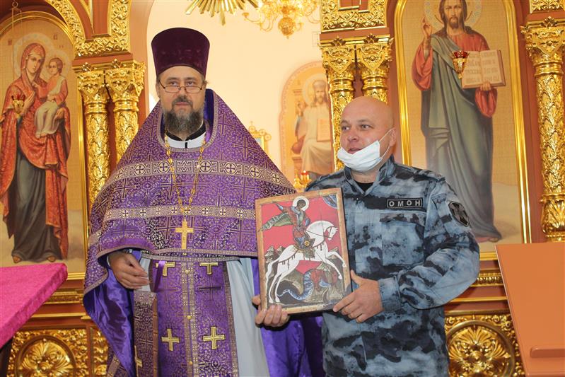В православный праздник Воздвижения Креста Господнего саратовские росгвардейцы приняли участие в церковном богослужении