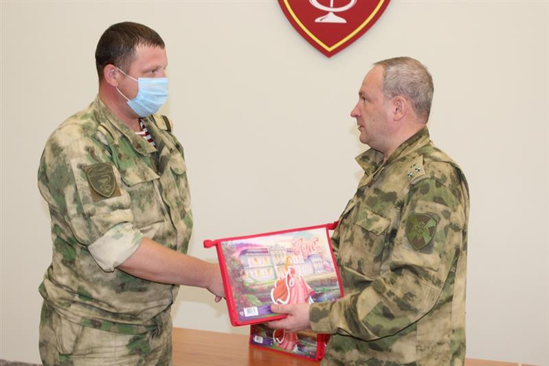 Командование 5-го военного клинического госпиталя Росгвардии поздравило детей военнослужащих и сотрудников с Днём знаний