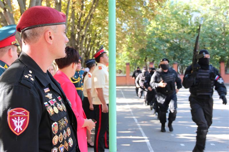 В Ростове-на-Дону офицеры спецподразделений Росгвардии поздравили кадетов с началом учебного года