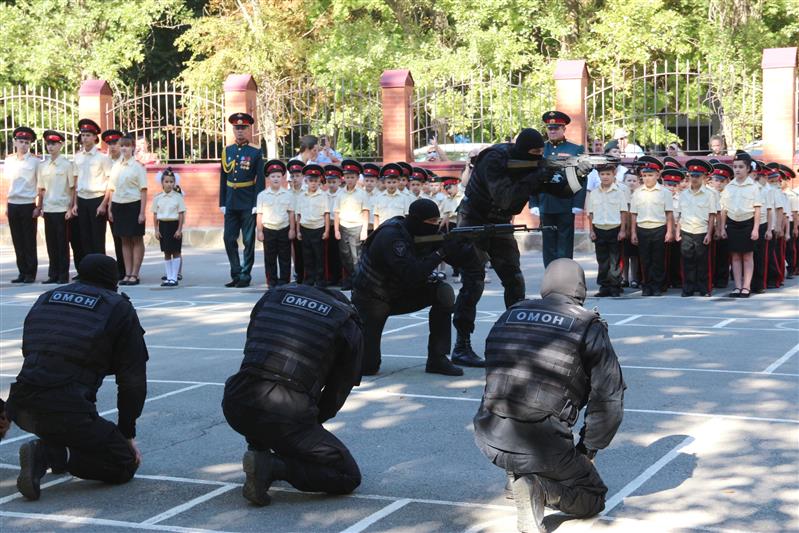 В Ростове-на-Дону офицеры спецподразделений Росгвардии поздравили кадетов с началом учебного года