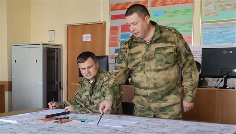 Военнослужащие и сотрудники Уральского округа Росгвардии участвуют в совместном с МЧС учении по ликвидации последствий разливов нефти и нефтепродуктов 