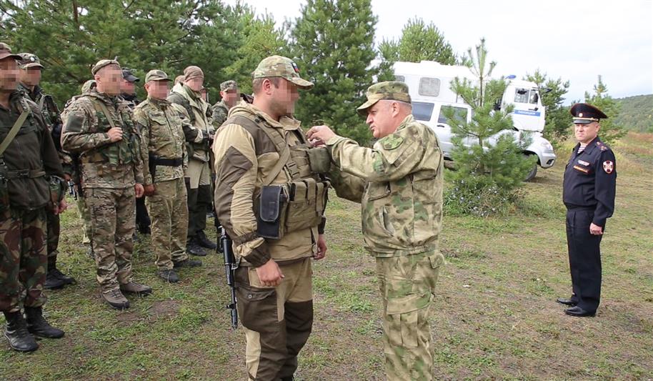 Первый заместитель командующего Приволжским округом Росгвардии вручил офицеру СОБР медаль «За спасение погибавших»