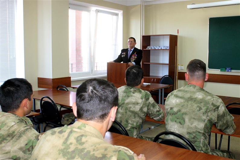 В соединении Южного округа началась служба выпускников военных вузов