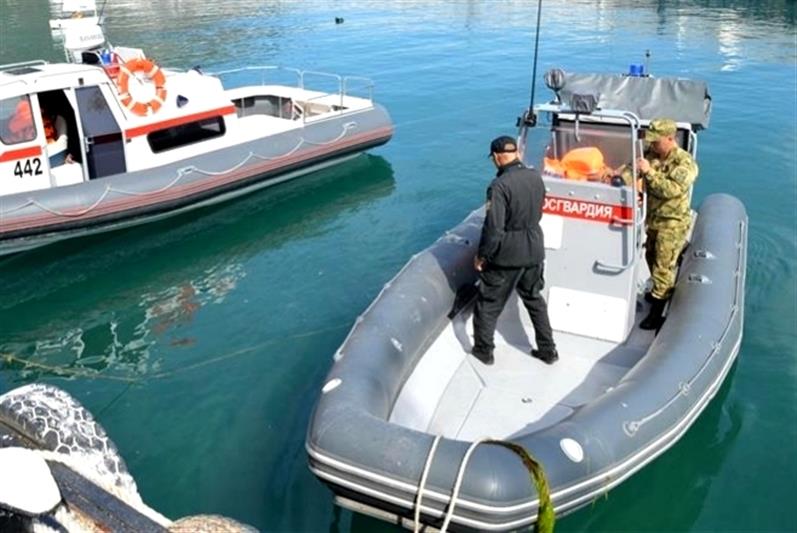 Росгвардейцы на Черном море спасли тонущую женщину с ребенком