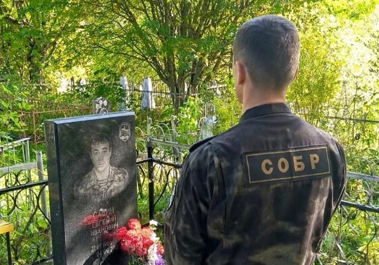 Офицеры сыктывкарского СОБР почтили память коллеги,  погибшего при исполнении служебного долга  