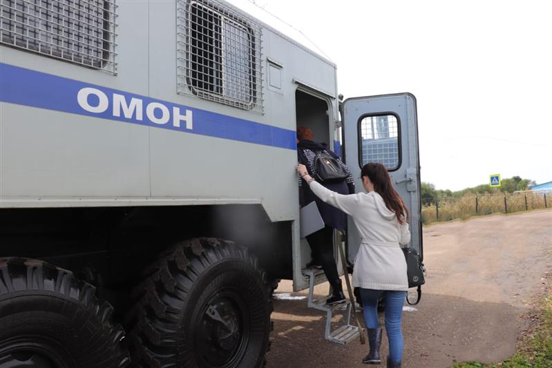 Сотрудники Росгвардии оказывают помощь пострадавшим от паводка в Еврейской автономной области