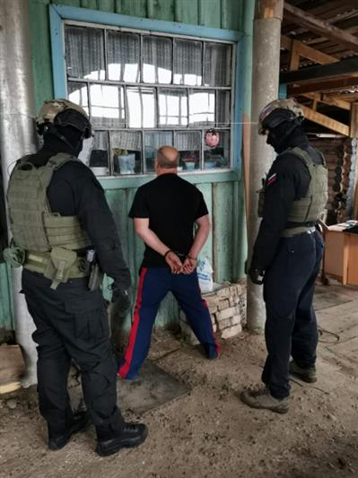 В Томской области при содействии СОБР Росгвардии арестован мужчина, подозреваемый в совершении серии особо тяжких преступлений на протяжении 12 лет