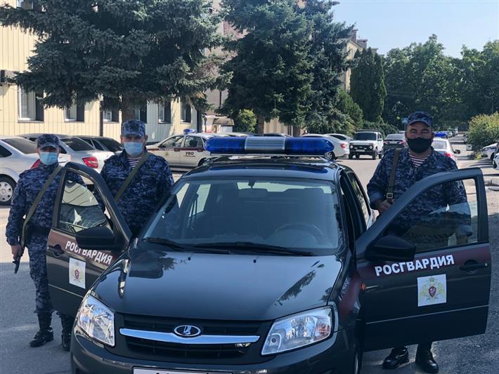 В Нальчике сотрудники Росгвардии спасли ребенка во время пожара