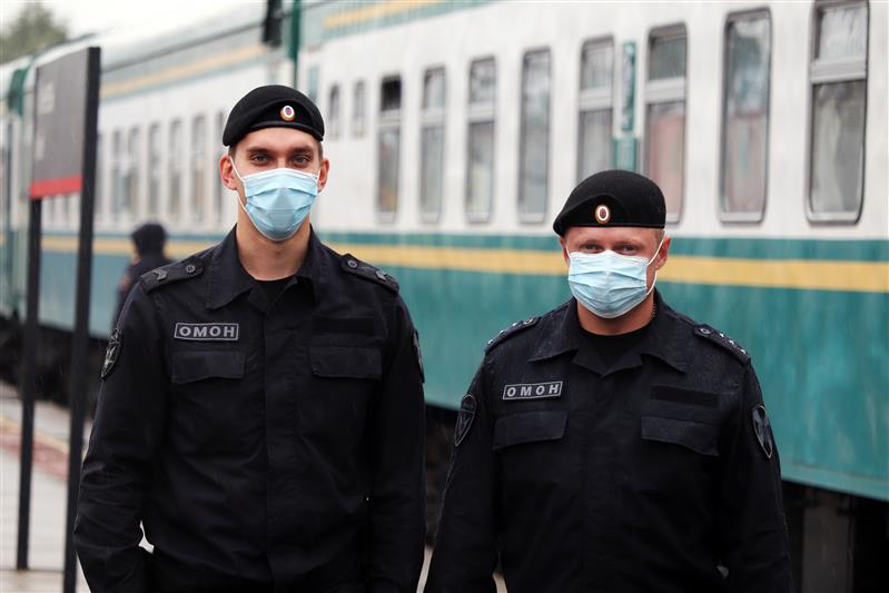 Сотрудники самарского ОМОН на транспорте спасли мужчину, оказавшегося в опасности из-за приступа болезни