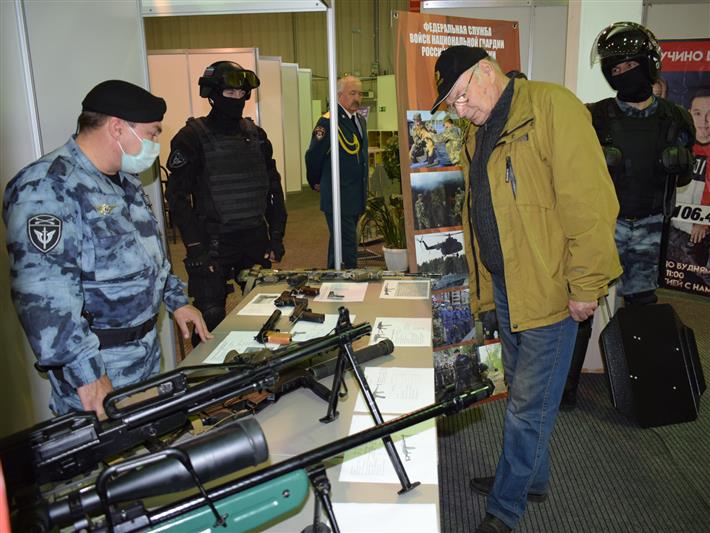 Командующий Сибирским округом Росгвардии посетил открытие выставки «Росгвардия. Всегда на страже» в Иркутске
