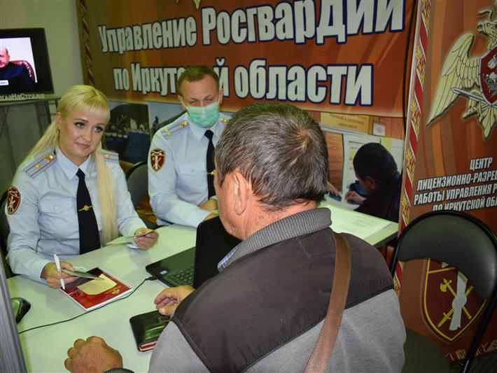 Командующий Сибирским округом Росгвардии посетил открытие выставки «Росгвардия. Всегда на страже» в Иркутске