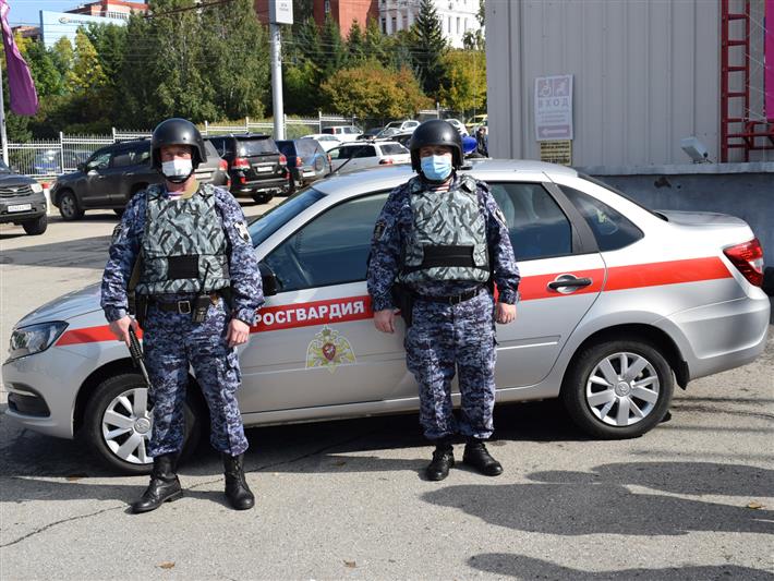 Командующий Сибирским округом Росгвардии посетил открытие выставки «Росгвардия. Всегда на страже» в Иркутске