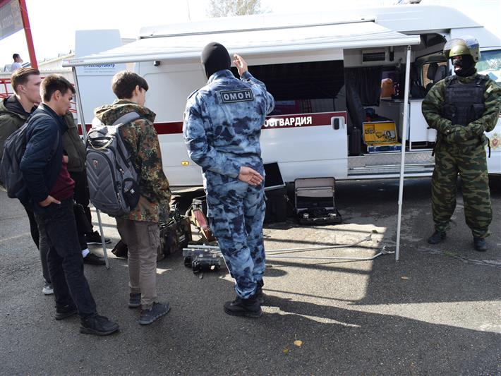 Командующий Сибирским округом Росгвардии посетил открытие выставки «Росгвардия. Всегда на страже» в Иркутске