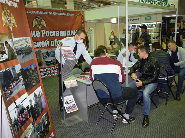 Командующий Сибирским округом Росгвардии посетил открытие выставки «Росгвардия. Всегда на страже» в Иркутске