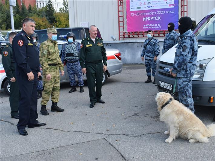 Командующий Сибирским округом Росгвардии посетил открытие выставки «Росгвардия. Всегда на страже» в Иркутске