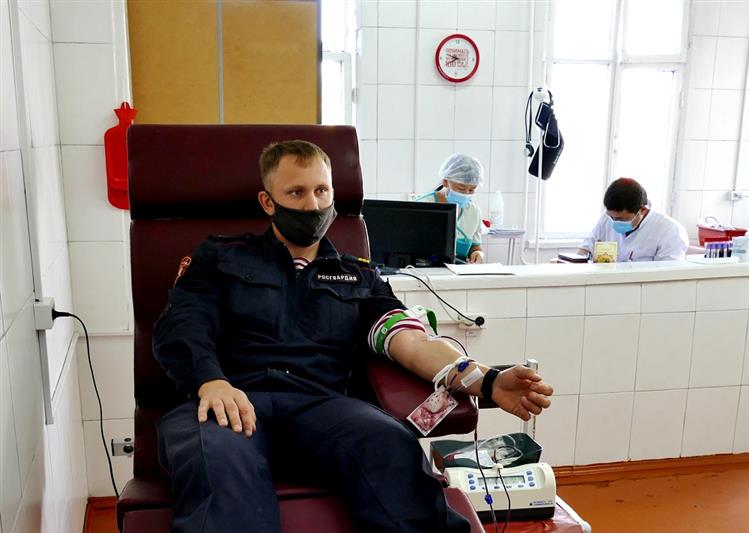 Росгвардейцы поддержали донорскую акцию в Туве 