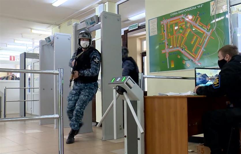На Ямале корреспонденты окружной телерадиокомпании понаблюдали за практической тренировкой сотрудников Росгвардии (видео)