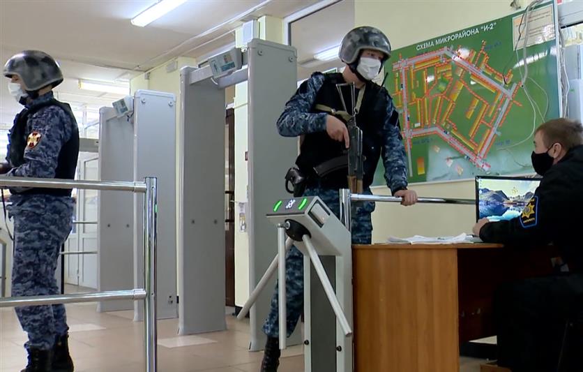 На Ямале корреспонденты окружной телерадиокомпании понаблюдали за практической тренировкой сотрудников Росгвардии (видео)