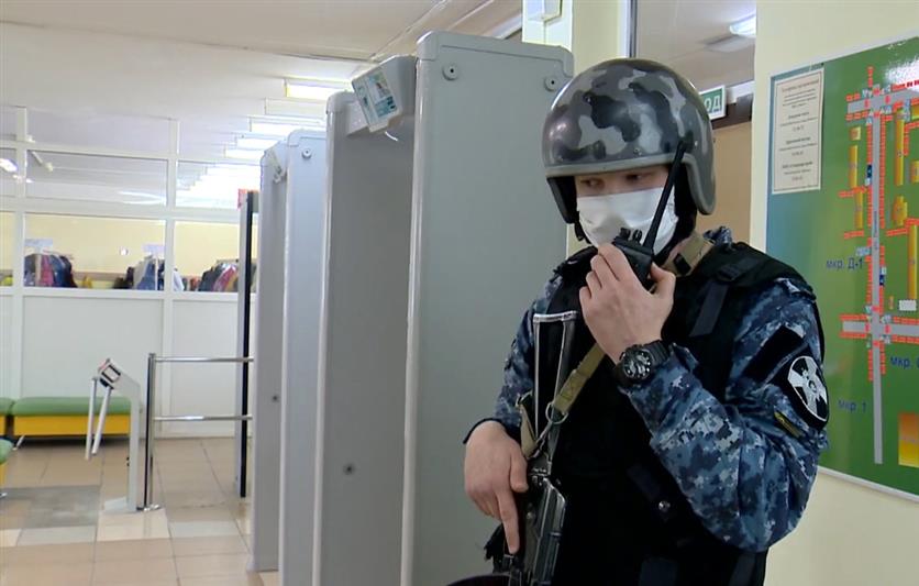 На Ямале корреспонденты окружной телерадиокомпании понаблюдали за практической тренировкой сотрудников Росгвардии (видео)