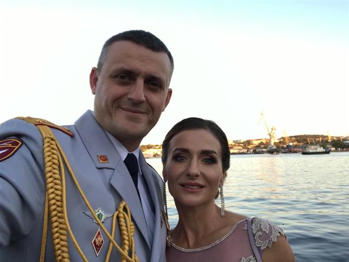    Росгвардейцы присоединились к участникам VII благотворительного офицерского бала в Севастополе