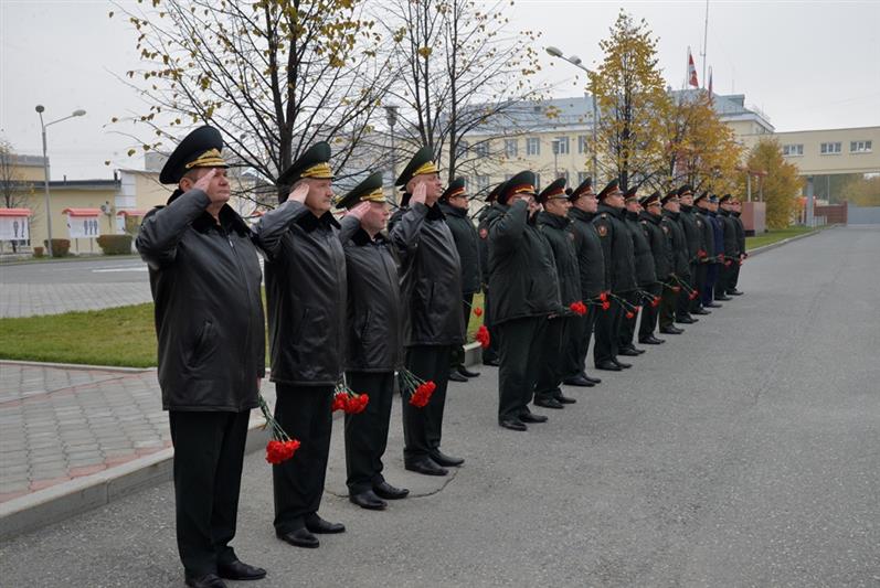 В Екатеринбурге командующий Уральским округом Росгвардии возложил цветы к памятнику погибшим военнослужащим и сотрудникам 