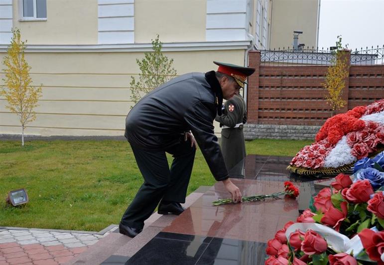 В Екатеринбурге командующий Уральским округом Росгвардии возложил цветы к памятнику погибшим военнослужащим и сотрудникам 