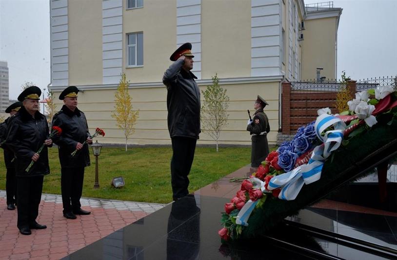 В Екатеринбурге командующий Уральским округом Росгвардии возложил цветы к памятнику погибшим военнослужащим и сотрудникам 