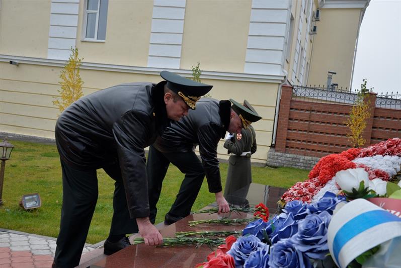 В Екатеринбурге командующий Уральским округом Росгвардии возложил цветы к памятнику погибшим военнослужащим и сотрудникам 