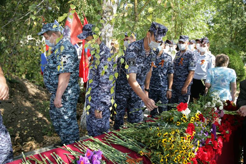В Краснодарском крае росгвардейцы приняли участие в церемонии перезахоронения останков советских воинов