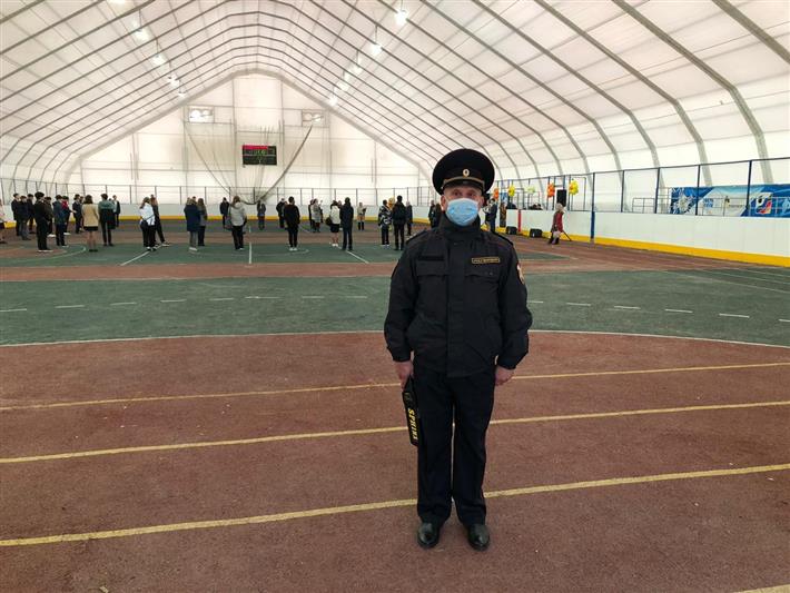 В Уральском округе сотрудники Росгвардии поздравили школьников с Днем знаний и обеспечили безопасность праздничных мероприятий