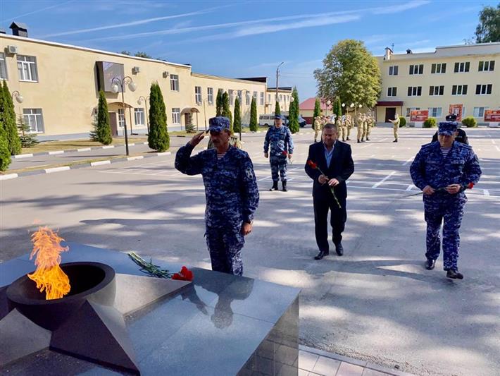 Военнослужащие и сотрудники Центрального округа Росгвардии почтили память жертв терроризма 