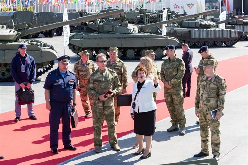 ДИРЕКТОР РОСГВАРДИИ ГЕНЕРАЛ АРМИИ ВИКТОР ЗОЛОТОВ ОЗНАКОМИЛСЯ С НОВЕЙШИМИ ОБРАЗЦАМИ ТЕХНИКИ И ВООРУЖЕНИЯ, ПРЕДНАЗНАЧЕННЫМИ ДЛЯ БОРЬБЫ С ТЕРРОРИЗМОМ