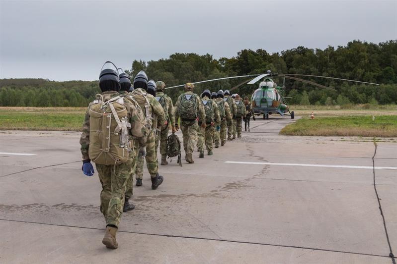 Боевые пловцы и спецназовцы Росгвардии совершили десантирование на сушу и на воду (видео)