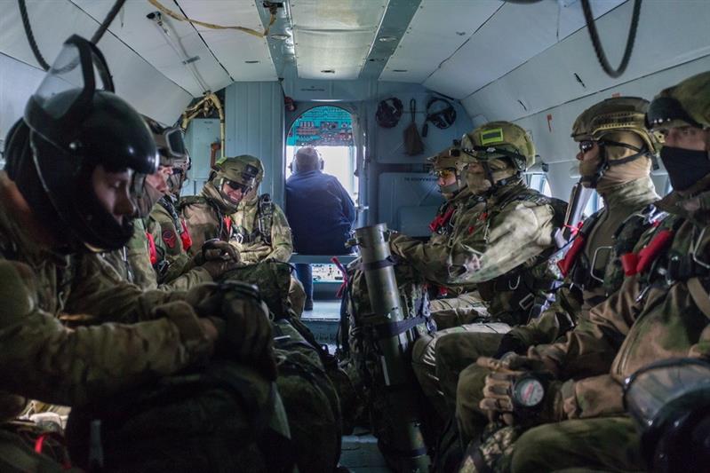 Боевые пловцы и спецназовцы Росгвардии совершили десантирование на сушу и на воду (видео)