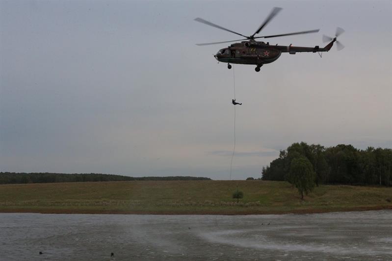Боевые пловцы и спецназовцы Росгвардии совершили десантирование на сушу и на воду (видео)