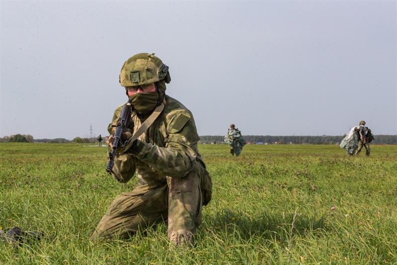 Боевые пловцы и спецназовцы Росгвардии совершили десантирование на сушу и на воду (видео)