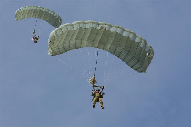 Боевые пловцы и спецназовцы Росгвардии совершили десантирование на сушу и на воду (видео)