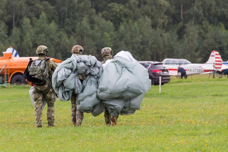 Боевые пловцы и спецназовцы Росгвардии совершили десантирование на сушу и на воду (видео)
