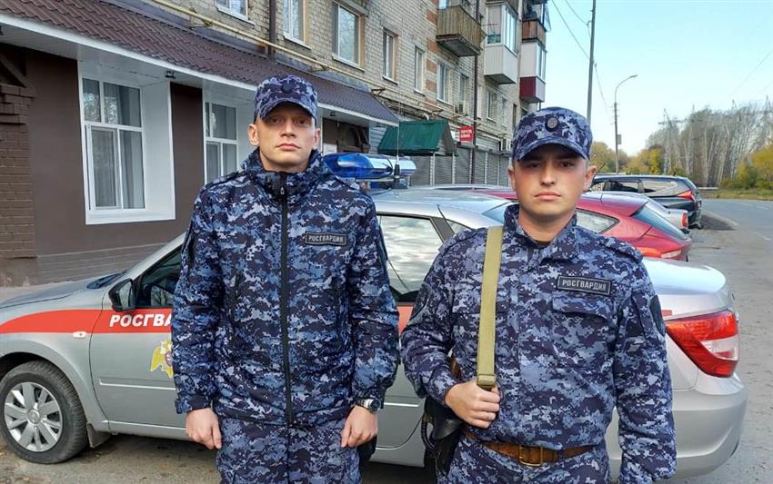В Тюмени сотрудники Росгвардии спасли двух граждан на пожаре 