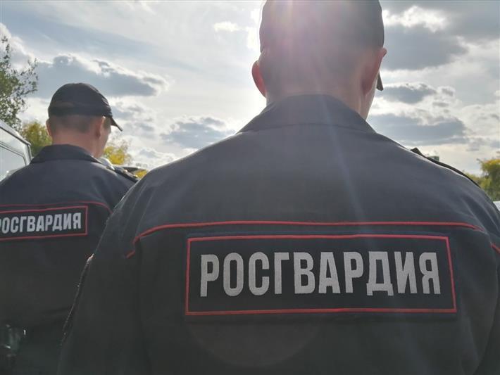 В Омске сотрудники Росгвардии задержали подозреваемую в распространении запрещенных веществ 