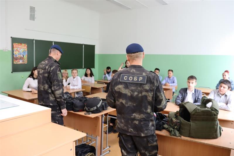 В Хабаровске представители Росгвардии поздравили с Днём знаний учеников ведомственных кадетских классов 