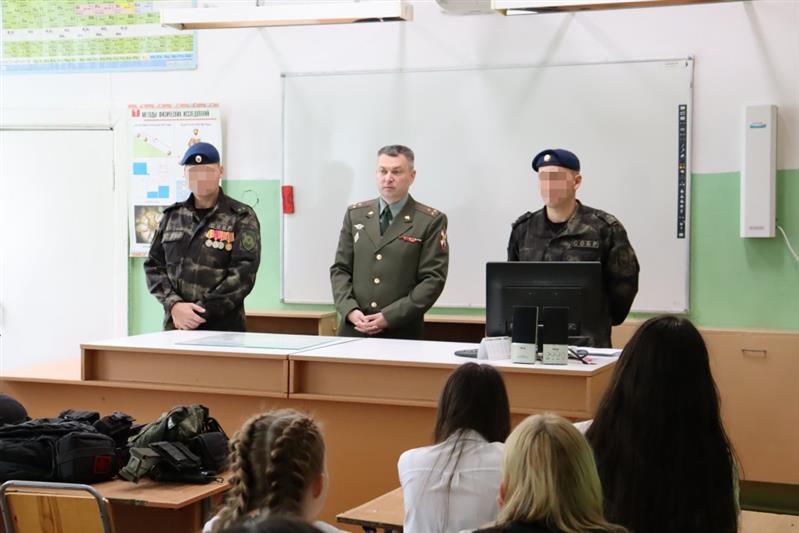 В Хабаровске представители Росгвардии поздравили с Днём знаний учеников ведомственных кадетских классов 