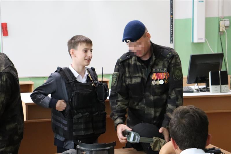 В Хабаровске представители Росгвардии поздравили с Днём знаний учеников ведомственных кадетских классов 