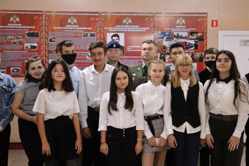 В Хабаровске представители Росгвардии поздравили с Днём знаний учеников ведомственных кадетских классов 