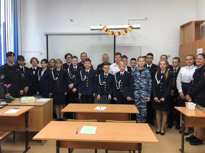 В Хабаровске представители Росгвардии поздравили с Днём знаний учеников ведомственных кадетских классов 
