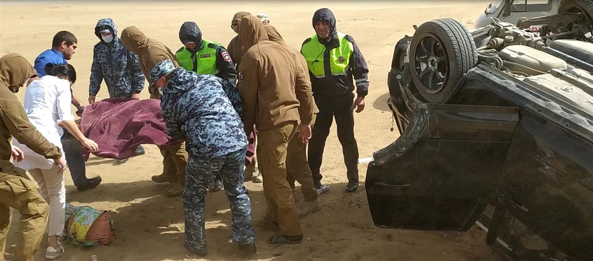 Сотрудники пензенского СОБР Росгвардии оказали помощь пострадавшим в ДТП на границе Дагестана и Калмыкии (видео)