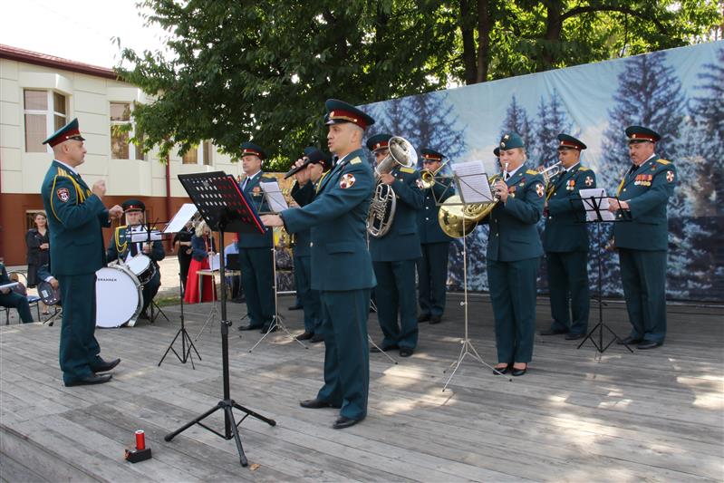 Во Владикавказе оркестр Росгвардии поздравил постояльцев дома-интерната с Международным днем пожилого человека